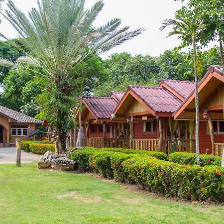 Buasawan Resort & Restaurant Kanchanaburi City Exterior photo